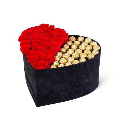 Dev Süet Kalp Kutuda Çikolatalı Kırmızı Gül