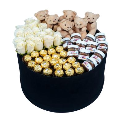 Siyah Kadife Mega Kutuda Kırmızı Güller Çikolatalar ve Ayıcıklar