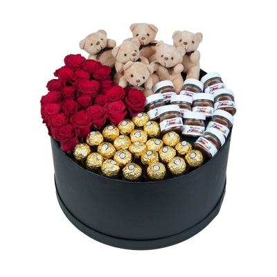 Siyah Mega Kutuda Kırmızı Güller Çikolatalar ve Ayıcıklar